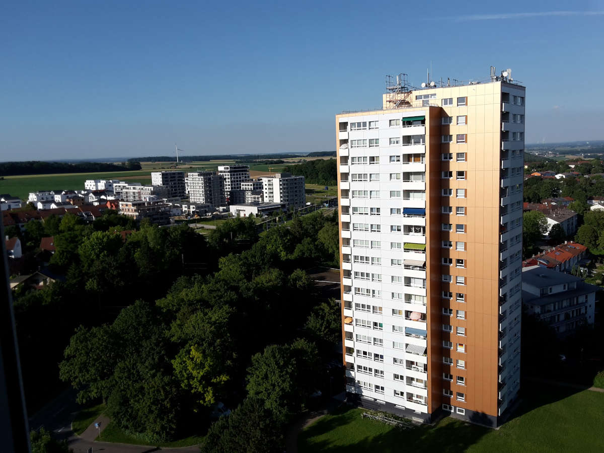 Böfinger Hochhaus in der Frühlingssonne